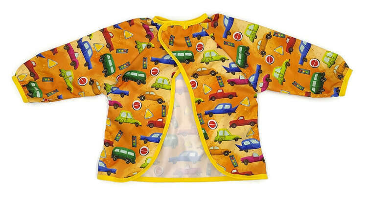 Śliniak fartuszek z rękawami Auta – zapięcie na napy
