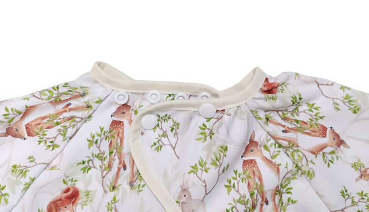 Śliniak fartuszek z rękawami DZIEŃ W LESIE - wodoodporny materiał